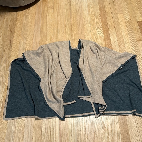 Like New Lord & Taylor Reversible poncho - Picture 3 of 4
